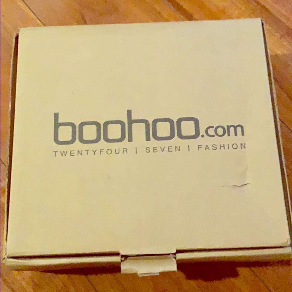 Black heels with a fishnet finishing